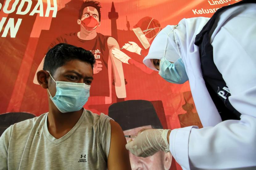 Warga menjalani vaksinasi Covid-19 (ilustrasi). Danareksa menyelenggarakan sentra vaksinasi di Kecamaran Mampang Prapatan.