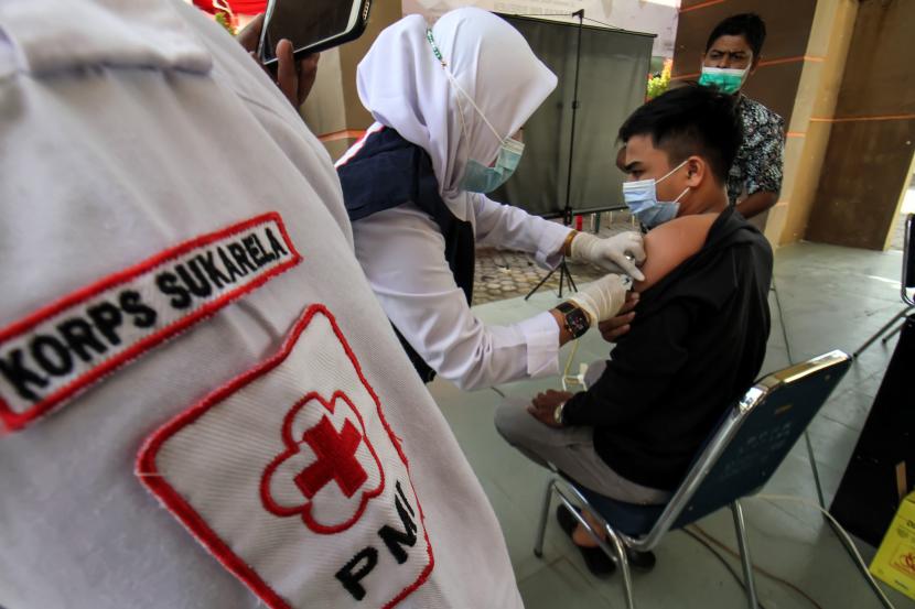Warga menjalani vaksinasi COVID-19 perdana saat peresmian Program Nasional Sentra Vaksinasi COVID-19 Palang Merah Indonesia (PMI) Cabang Aceh Utara di Lhoksukon, Aceh Utara, Aceh, Kamis (9/10/2021). Peresmian serentak Sentra Vaksinasi COVID-19 PMI di seluruh provinsi, kabupaten/kota di Indonesia dengan alokasi 2 juta dosis vaksin merupakan komitmen PMI sebagai penyelenggara vaksinasi COVID-19 di level masyarakat sekaligus upaya mengurangi beban tenaga kesehatan pemerintah dalam rangka mendorong percepatan cakupan vaksinasi Nasional. 