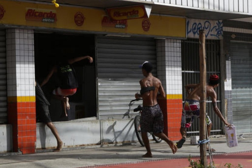 Warga menjarah sebuah toko elektronik di Vitoria, negara bagian Espirito Santo, Brasil, Senin, 6 Februari 2017. Kejahatan meningkat di kota tersebut sejak polisi mogok kerja. 
