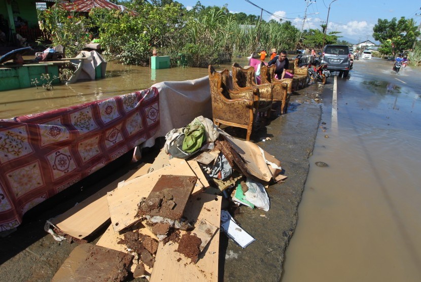 Warga menjemur perabotan rumah tangga yang basah akibat terendam banjir di kawasan Tanjung Agung, Bengkulu, Senin (29/4/2019). 