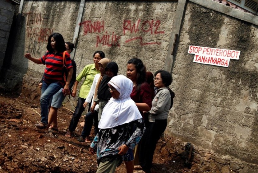 Warga menolak adanya rencana pembangunan rumah dinas Zeni Kostrad, di tanah warga yang masih menjadi sengketa antara warga dengan Batalyon Zeni Kostrad