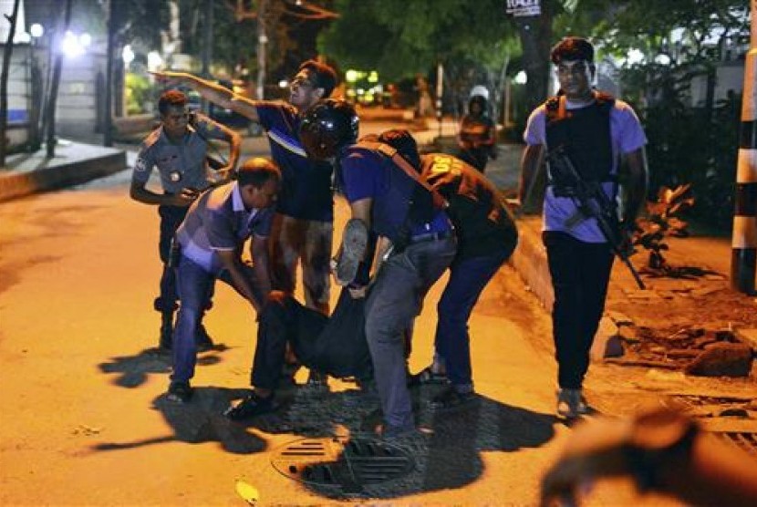 Warga menolong korban luka setelah sekelompok orang bersenjata menyerbu restoran yang kerap didatangi warga asing di wilayah diplomatik Dhaka, Bangladesh, Jumat, 1 Juli 2016.