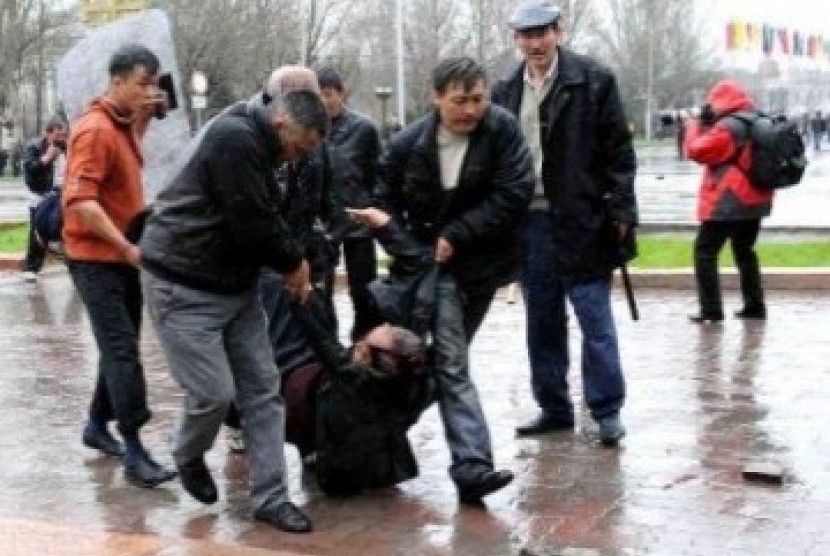 Warga menolong seseorang yang terluka dalam bentrok antar etnis di Kyrgyzstan