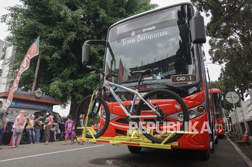 Warga menonton acara peluncuran Bus Trans Banyumas oleh Kementerian Perhubungan bekerja sama dengan Pemkab Banyumas di Alun-alun Purwokerto, Banyumas, Jawa Tengah, Ahad (5/12/2021). Layanan angkutan bernama TEMAN BUS (Transportasi Ekonomis Mudah Andal dan Nyaman) ini, merupakan program pengembangan angkutan masal berbasis jalan di kawasan perkotaan oleh Kemenhub dengan sekema pembelian layanan Buy The Service (BTS), yang telah diluncurkan di 7 kota di Indonesia termasuk Banyumas.