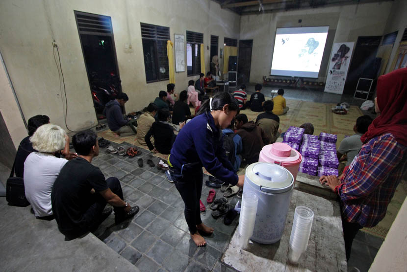 Warga menonton film berjudul 