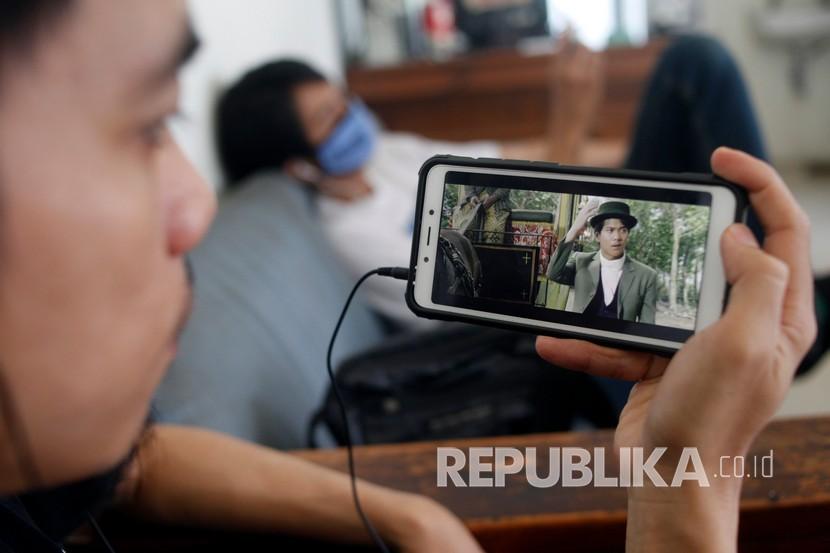 Warga menonton film karya sineas Indonesia di salah satu aplikasi perangkat elektronik di Cibinong, Bogor, Jawa Barat.