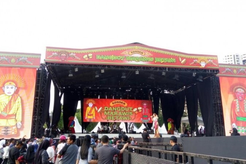 Warga menonton Konser Dangdut Marawis Betawi di Plaza Selatan, Gelora Bung Karno, Jakarta Pusat, Sabtu (15/4). 