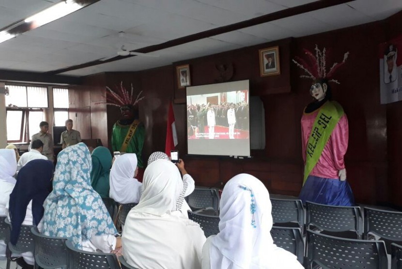 Warga Menonton Pelantikan Anies-Sandi di Cipete, Jakarta Selatan.