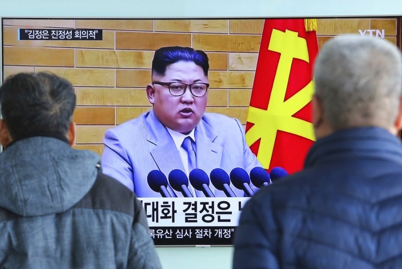 Warga menonton pidato tahun baru Pemimpin Korea Utara Kim Jong-un di Seoul Railway Station di Seoul, Rabu (3/1).
