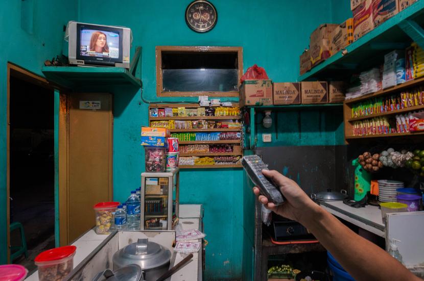 Warga menonton tv di salah satu warung kopi di Rangkasbitung, Lebak, Banten, Rabu (30/6/2021). 