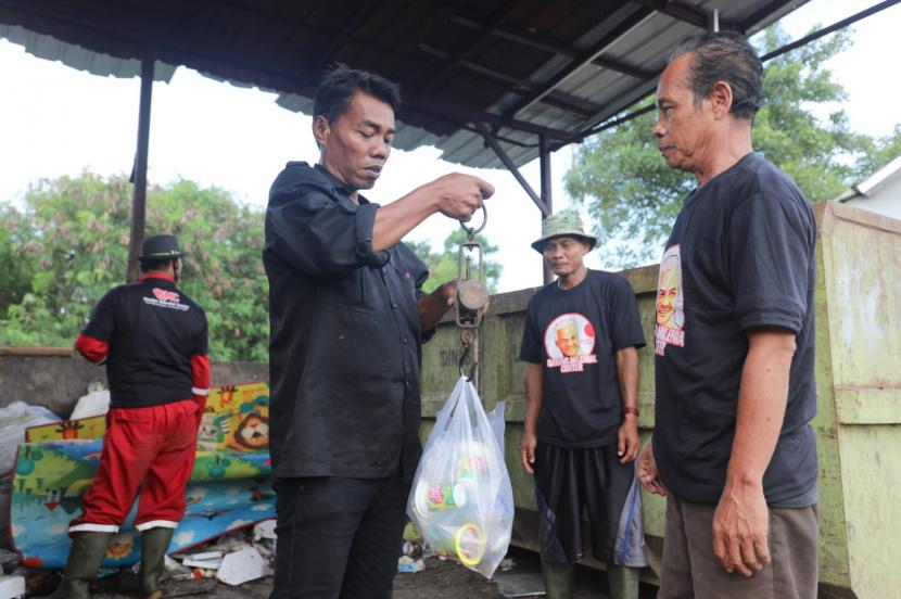 Warga menukarkan sampah dengan uang di Bank Sampah di Desa Kertawinangun, Kabupaten Cirebon, Jawa Barat, Jumat (10/3/2023).