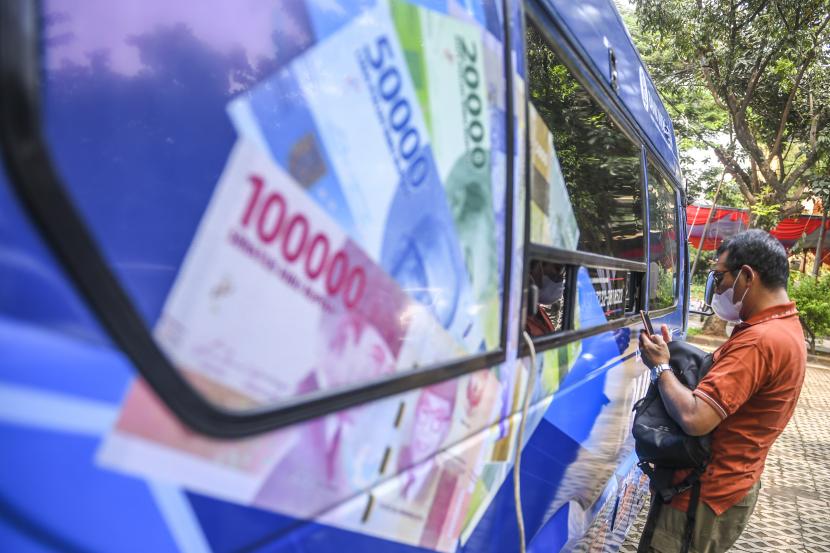 Warga menukarkan uang baru di mobil kas keliling Bank Indonesia (BI) (ilustrasi). Untuk memenuhi kebutuhan uang tunai masyarakat saat Ramadhan dan Idul Fitri, BI Sulsel menyiapkan Rp 5,8 triliun. 