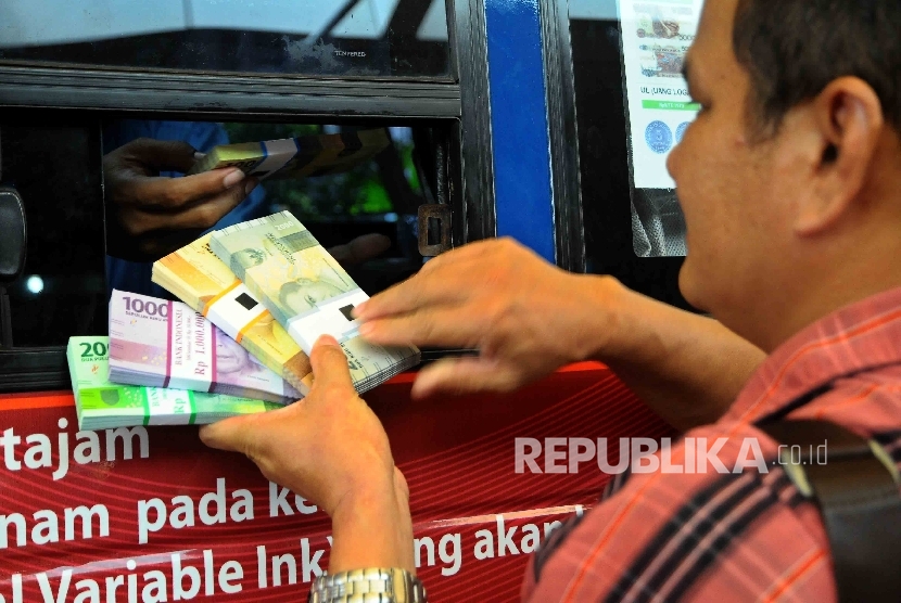 Warga menukarkan uang rupiah baru saat peluncuran uang baru di Blok M Square, Jakarta, Senin (19/12).