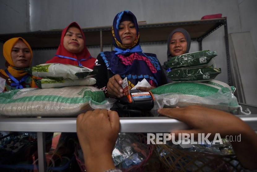 Warga menukarkan voucher Bantuan Pangan Non-Tunai (BPNT) dengan sembako di e-Warung Kube PKH Jadi Barokah, Jalan Binong Jati, Kota Bandung, Kamis, (23/2). 