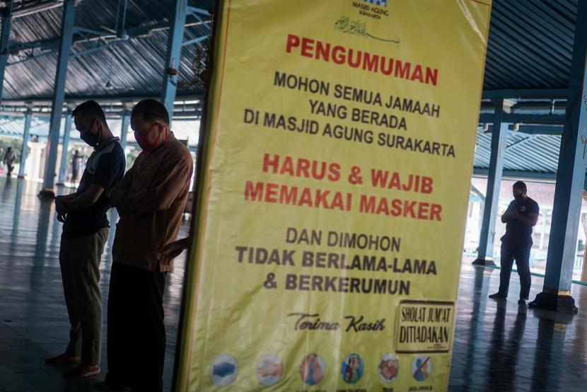 Warga menunaikan Shalat Dzuhur di Masjid Agung, Solo, Jawa Tengah