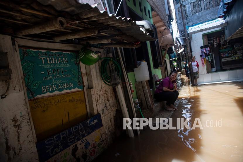 Warga menunggu air surut saat banjir melanda kawasan permukiman di Petogogan, Kebayoran Baru, Jakarta Selatan, Senin (5/10/2020). Banjir tersebut terjadi akibat meluapnya Kali Krukut. 