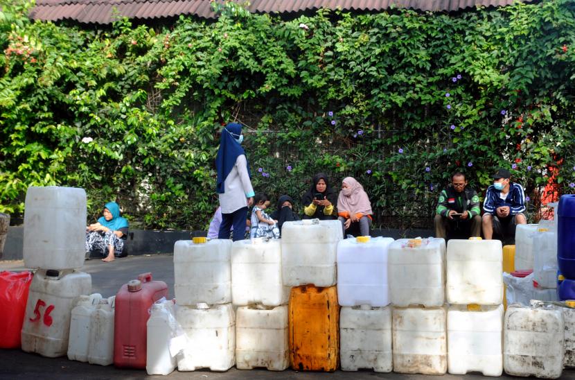 Warga menunggu antre pembelian minyak goreng curah (ilustrasi). Dinas Perdagangan Kota Mataram, Provinsi Nusa Tenggara Barat, menyatakan siap mendata pedagang kaki lima (PKL) calon penerima bantuan langsung tunai (BLT) minyak goreng dari pemerintah.