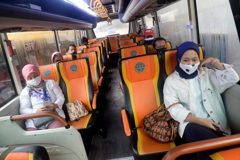 Pekerja menunggu keberangkatan bus gratis di Stasiun Bojonggede, Kabupaten Bogor, Jawa Barat, menuju DKI Jakarta.