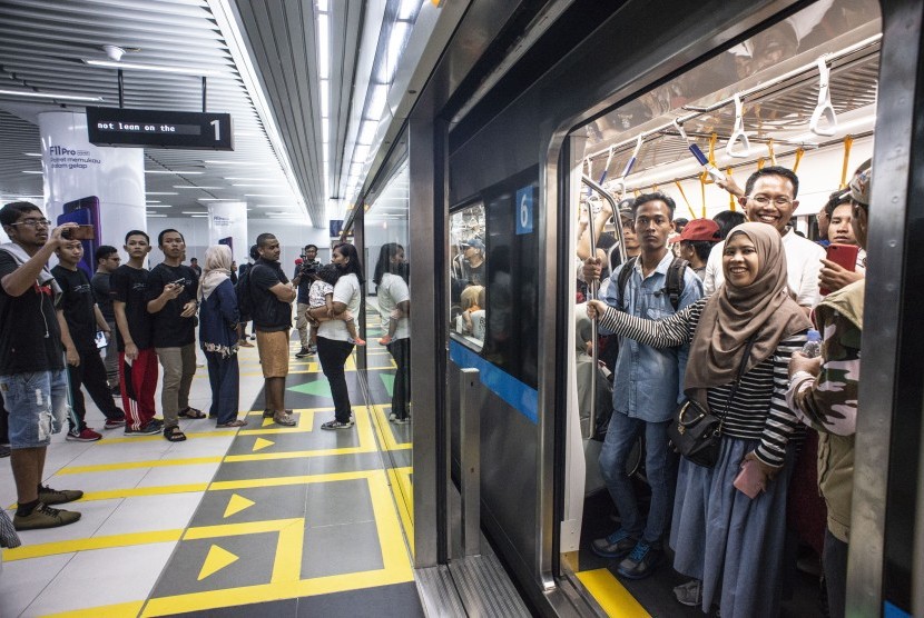 Warga menunggu keberangkatan kereta MRT di Stasiun MRT Bundaran HI, Jakarta, Ahad (24/3).