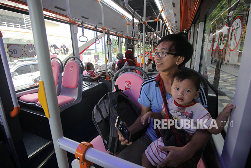 Warga menunggu keberangkatan 'Suroboyo Bus' di Surabaya, Jawa Timur, Sabtu (7/4). 