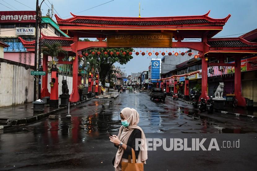 Warga menunggu kendaraan di kawasan pecinan Suryakencana, Kota Bogor, Jawa Barat, Sabtu (18/4/2020). Pasca ditetapkannya Pembatasan Sosial Berskala Besar (PSBB) pada 15 April 2020 guna mencegah penyebaran COVID-19, suasana Kota Bogor sepi dan tidak ada kemacetan lalu lintas seperti sebelum-sebelumnya.
