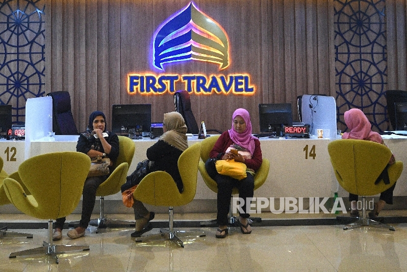 Warga antre untuk mengurus pengembalian dana atau refund terkait permasalahan umroh promo di Kantor First Travel, Jakarta Selatan, Rabu (26/7).