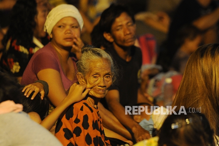 Warga menunggu pembagian angpao saat perayaan Tahun Baru Imlek di Vihara Dharma Bakti, Petak Sembilan, Jakarta, Sabtu (28/1) dinihari