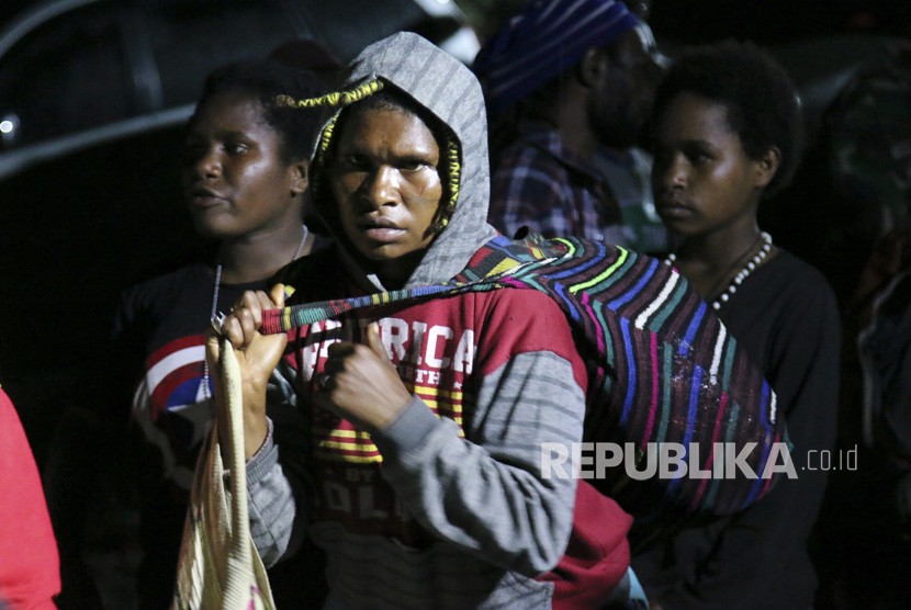 Warga menunggu proses evakuasi oleh personel TNI dan Polri dari perkampungan Distrik Tembagapura di Kabupaten Mimika, Papua, Ahad (8/3/2020) malam WIT. (Antara/Sevianto Pakiding)