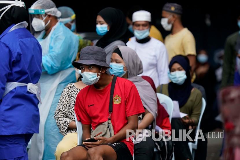 Pelanggar Pembatasan Sosial Malaysia Siap-Siap Dipenjara. Warga menunggu tes Covid-19 di Kampung Baru di Kuala Lumpur, Malaysia.