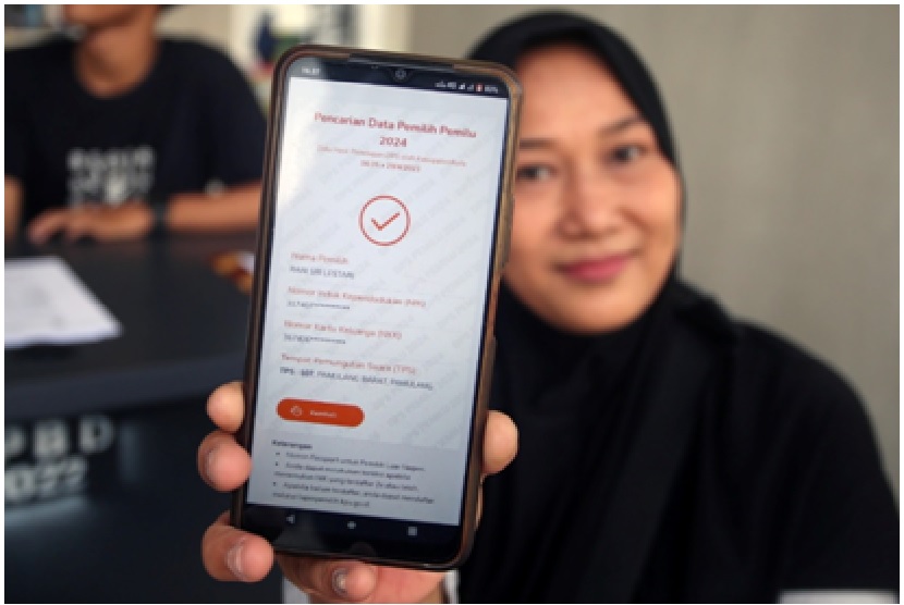 Warga menunjukan aplikasi DPT Online yang sudah terdaftar di Daftar Pemilihan Sementara (DPS) Pemilu 2024 di Posko layanan tanggapan masyarakat mengenai DPS Pemilu 2024 di Pamulang, Tangerang Selatan, Banten, Sabtu (29/4/2024). Posko tersebut melayani warga yang belum terdaftar sebagai pemilih, perbaikan data pemilih dan pemilih yang belum memenuhi syarat sebelum ditetapkannya Daftar Pemilih Tetap (DPT) pada bulan Juni 2023. 