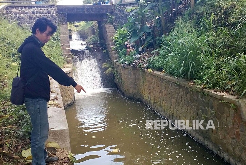 Warga menunjukan buih di aliran air ke Situ Gede Kecamatan Mangkubumi Kota Tasikmalaya, Jawa Barat, Senin (16/4). 