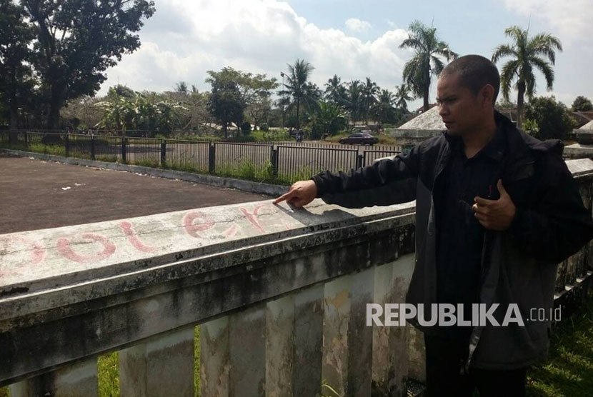 Warga menunjukan coretan hasil perilaku vandalisme di Taman Makam Pahlawan (TMP) Kota Tasikmalaya, Senin (15/5). 