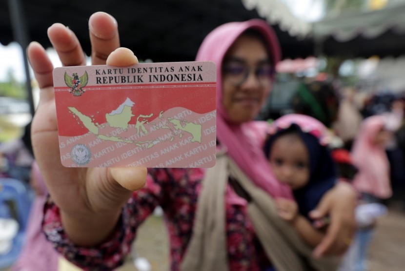Warga menunjukan Kartu Identitas Anak (KIA).  Permohonan pembuatan KIA di Kabupaten Purwakarta melonjak. Ilustrasi.