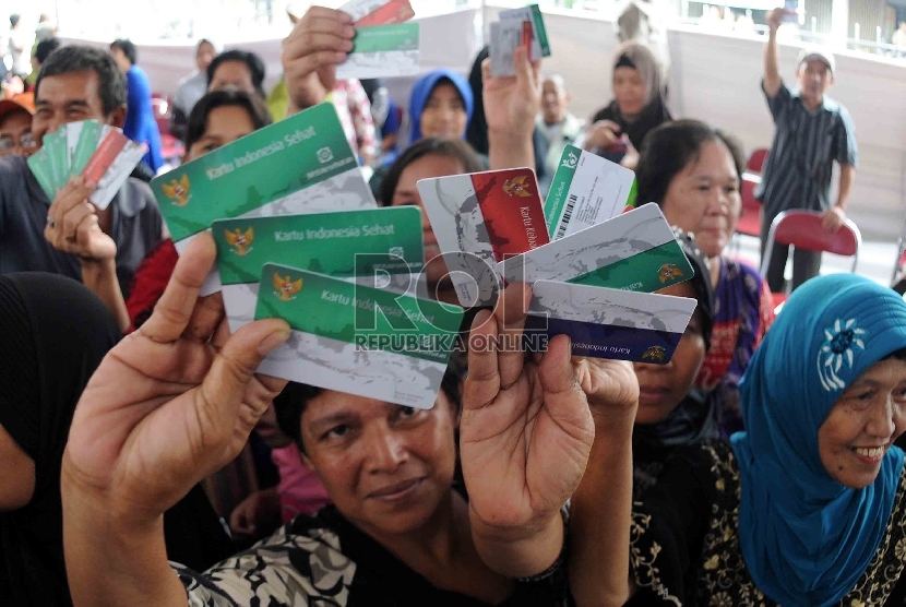 Warga menunjukan Kartu Indonesia Sehat (KIS), Kartu Keluarga Sejahtera (KKS) dan Kartu Indonesia Pintar (KIP) saat pembagian tiga jenis kartu sakti itu, beberapa waktu lalu. 