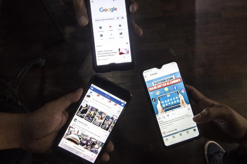 Warga menunjukkan sejumlah aplikasi media sosial di Jakarta, Senin (18/7/2022). Kemenkominfo akan memblokir beberapa aplikasi terkait adanya pendaftaran Penyelenggara Sistem Elektronik (PSE) sebagai upaya pemerintah Indonesia untuk melindungi konsumen masyarakat, diantaranya Google, Facebook, Instagram, dan WhatsApp. 