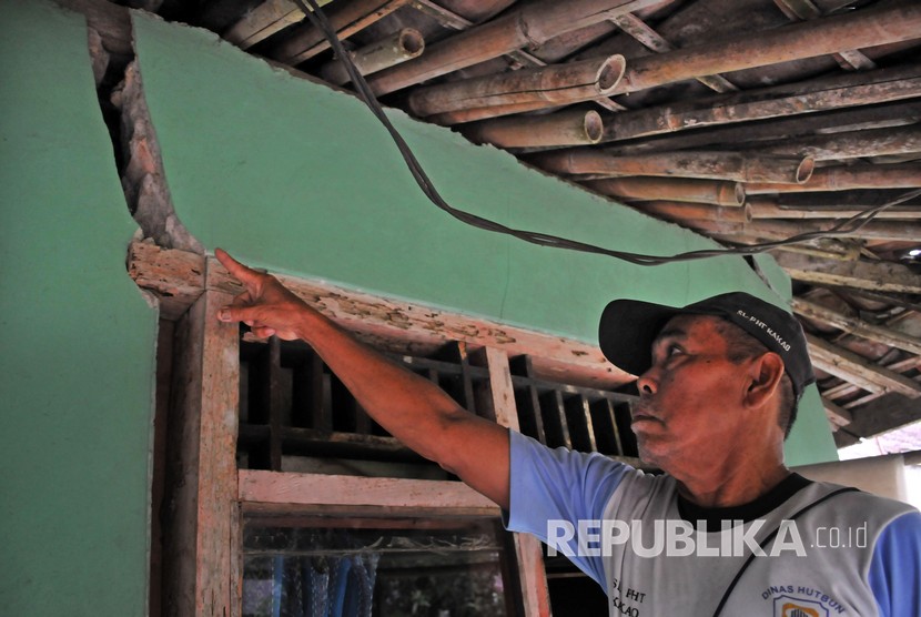 Warga menunjukkan dinding rumah yang retak akibat pergerakan tanah di Kampung Jampang Cikuning, Cimarga, Lebak, Banten, Jumat (8/2/2019).