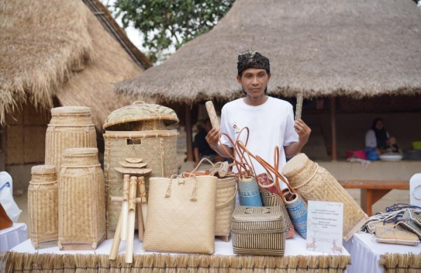 Warga menunjukkan hasil kerajinan tangan di Desa Wisata Sasak Ende, Kabupaten Lombok Tengah, pada 22-23 September 2024.