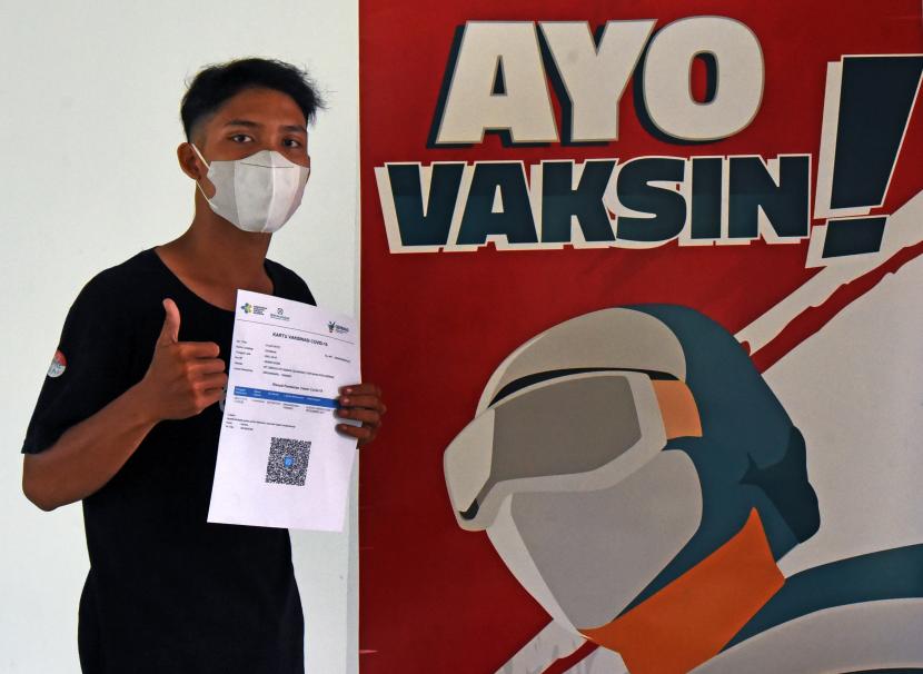 Warga menunjukkan kartu vaksinasi COVID-19 saat acara vaksinasi keliling yang digelar para relawan Gerakan Indonesia Pasti Bisa (GIPB) di Gedung Training Center UPI di Serang, Banten, Sabtu (13/11). Presiden Joko Widodo (Jokowi) menekankan agar jajarannya mewaspadai vaksin Covid-19 yang akan kedaluwarsa. 