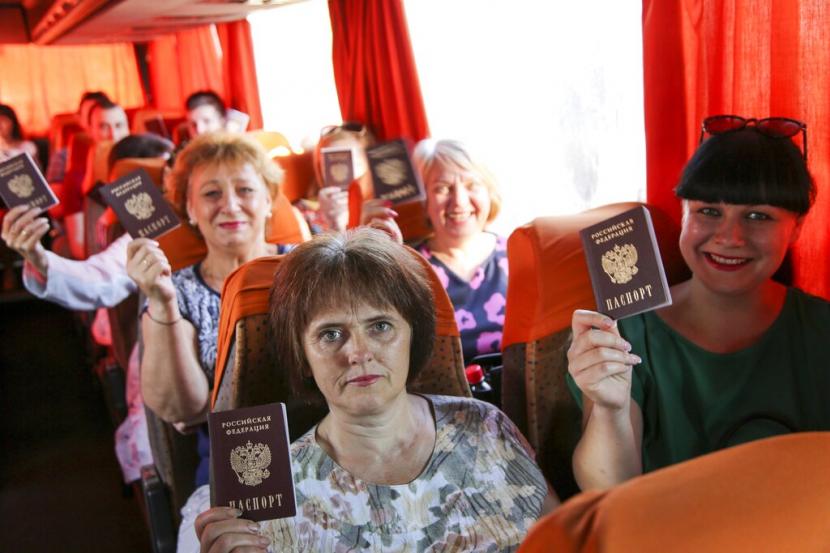 Warga menunjukkan paspor Rusia mereka di Donetsk, Ukraina, 27 Juni 2020. Menteri Luar Negeri Ukraina Dmytro Kuleba mengatakan Uni Eropa harus melarang turis Rusia masuk. 