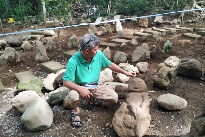 Warga menunjukkan patung kuno yang ditemukan di kawasan destinasi wisata Batu Mahpar, Kampung Tegalmunding, Desa Linggawangi, Kecamatan Leuwisari, Selasa (11/2). 