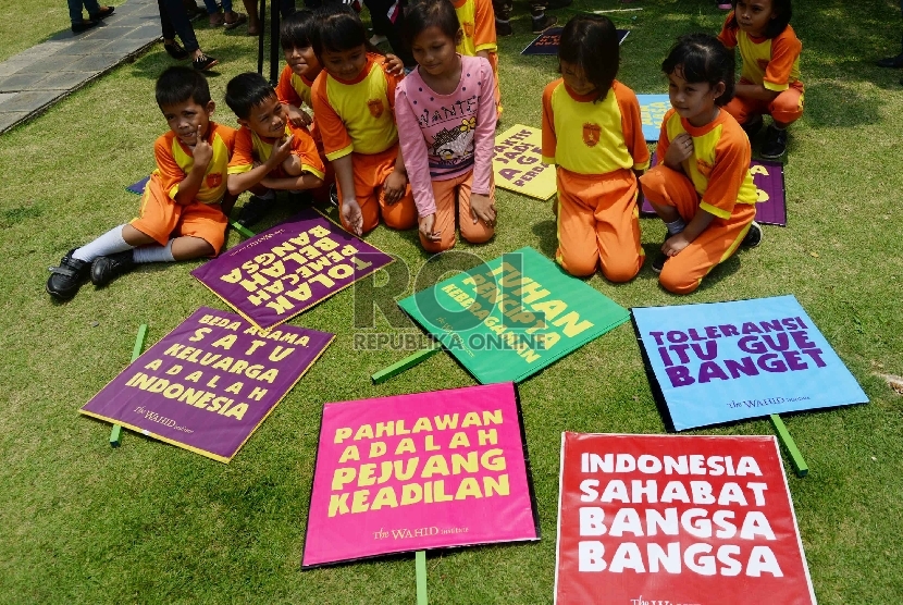 Warga menunjukkan spanduk perdamaian dalam peringatan Hari Perdamaian Internasional di halaman Balai Kota DKI Jakarta, Ahad (20/9).   (Republika/Yasin Habibi)