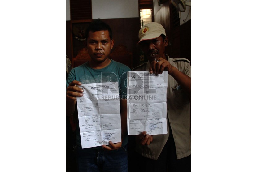   Warga menunjukkan surat tilang membuang sampah sembarangan usai mengikuti sidang di PN Jakarta Selatan, Jumat (13/12).  ( Republika/Yasin Habibi)