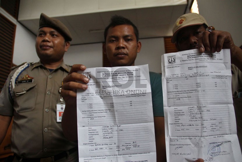  Warga menunjukkan surat tilang membuang sampah sembarangan usai mengikuti sidang di PN Jakarta Selatan, Jumat (13/12). Di Karawang, Jawa Barat, warga nantinya bisa didenda maksimum Rp 50 juta untuk kesalahan yang sama.