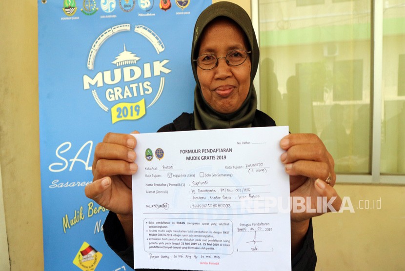 Warga menunjukkan tanda bukti pendaftaran Program Mudik Lebaran Gratis 2019 di hari pertama yang digelar oleh Dinas Perhubungan Provinsi Jawa Barat di Gedung Dinas Perhubungan.