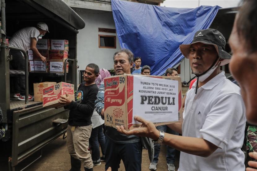  Warga menurunkan bantuan dari truk di desa yang terkena gempa 5,6 SR di Cianjur, Jawa Barat, 26 November 2022. Menurut Badan Nasional Penanggulangan Bencana (BNPB), setidaknya 310 orang tewas dan 24 hilang setelah gempa 5,6 SR melanda barat daya Cianjur, Jawa Barat pada 21 November 2022.