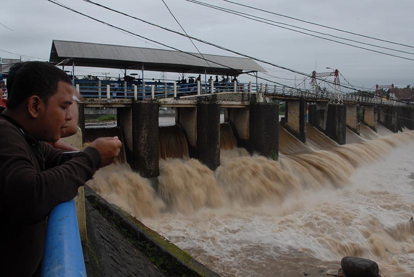  Warga menyaksikan aliran sungai di bendungan Katulampa, Kota Bogor, Jabar, Senin (9/2).    (Antara/Jafkhairi)