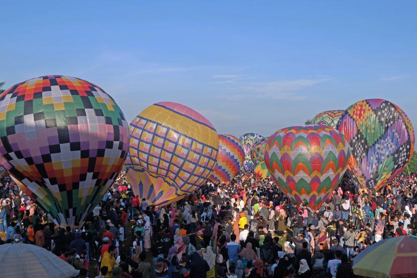 Warga menyaksikan Festival Balon Udara di Wonosobo (ilustrasi). Festival tersebut menyedot sekitar 25 ribu wisatawan.