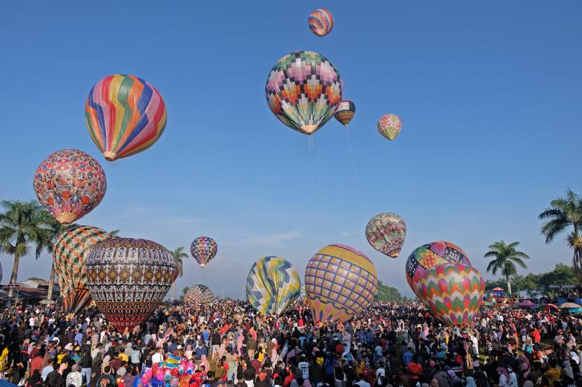 Warga menyaksikan Festival Balon Tradisional di lapangan Kembaran, Kalikajar, Wonosobo, Jawa Tengah Sabtu (6/5/2022). 