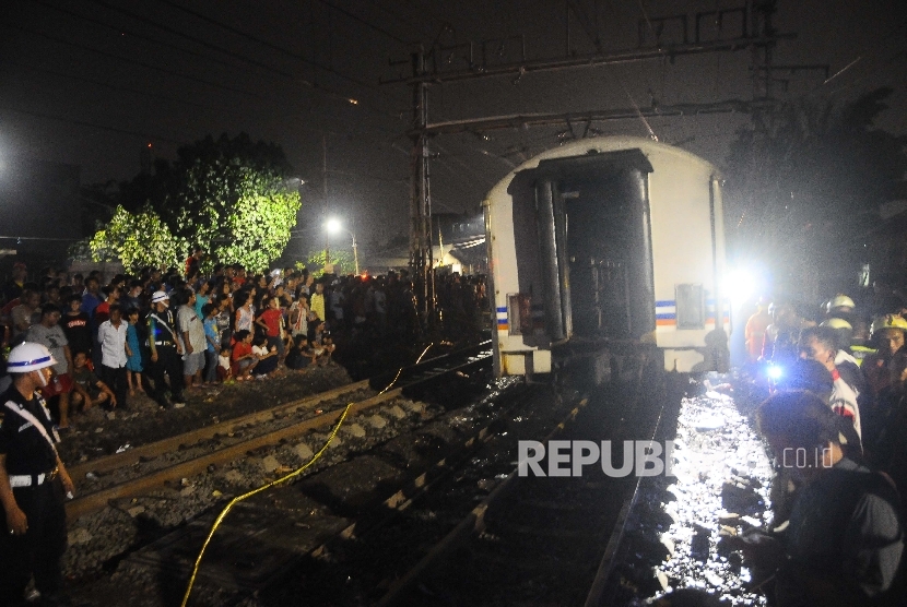 Warga menyaksikan gerbong kereta yang terbakar saat kecelakaan kereta api di perlintasan kereta jalan Kembang Pacar, Kramat, Senen, Jakarta Pusat, Selasa (13/6). 