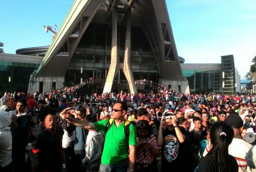 Warga menyaksikan gerhana matahari dari lapangan Planetarium Jakarta, Rabu (9/3).